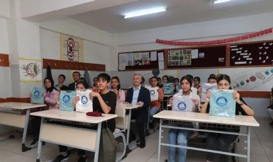 BAŞKAN TAHMAZOĞLU&rsquo;NDAN &Ouml;ĞRENCİLERE 120.000 TİŞ&Ouml;RT   