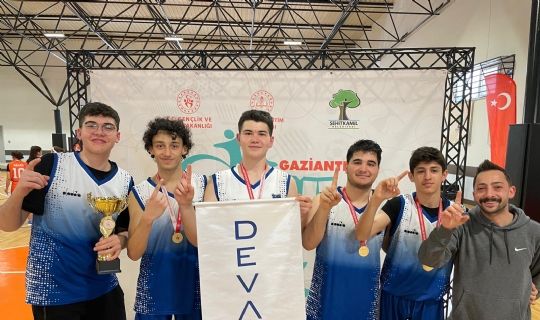 Deva Okulları şampiyon