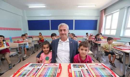 BAŞKAN TAHMAZOĞLU’NDAN ÖĞRENCİLERE YÜZBİNLERCE BOYAMA VE EĞİTİM SETİ