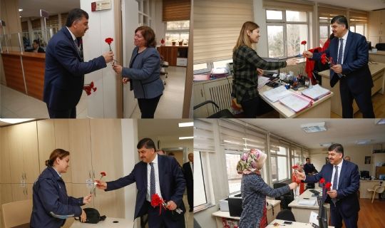 BAŞKAN FADILOĞLU KARANFİL DAĞITTI