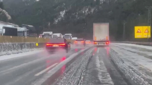 Adana Gaziantep otoyolunda  dolu yağdı, ulaşım aksadı