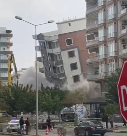 Ağır hasarlı bina yıkım sırasında korna sesiyle yerle bir oldu, facianın eşiğinden dönüldü