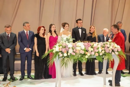 CHP Lideri Özgür Özel, Gaziantep’te Nikah Şahidi Oldu, anma programına katıldı.