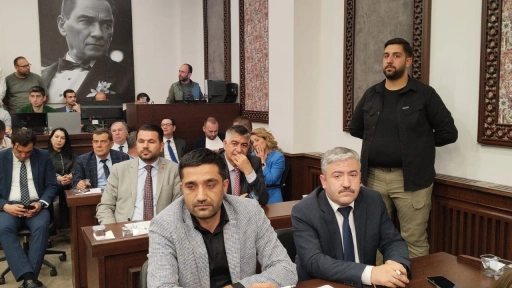 CHP'liler Çıktı, İstifacılar Geldi