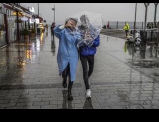 &Ccedil;&ouml;l Tozu Alarmı! 9 İl İ&ccedil;in &ldquo;Sarı Kod&rdquo; Uyarısı: Fırtına, Sağanak ve &Ccedil;amur Yağışı Geliyor