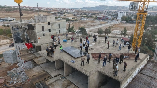 Deprem Konutlarında Son Kalıp Davul Zurna Eşliğinde Yerine Konuldu