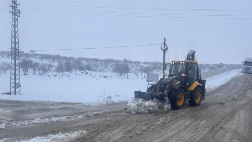 Gaziantep B&uuml;y&uuml;kşehir'den k&ouml;y yollarında karla yoğun m&uuml;cadele