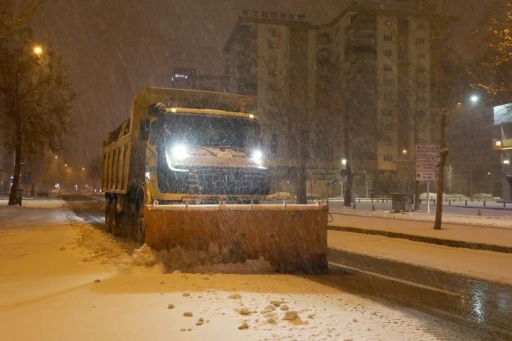 Gaziantep B&uuml;y&uuml;kşehir yoğun kar yağışında t&uuml;m ekipleriyle sahada