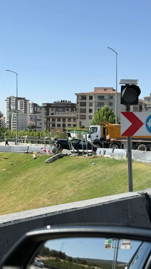 Gaziantep İpekyolu’nda Kaza: Direksiyon Hakimiyetini Kaybeden Araç Orta Refüje Daldı