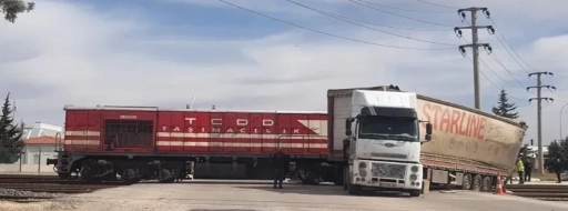 Gaziantep OSB&rsquo;de Bakım Treni Tıra &Ccedil;arptı: Facia Ucuz Atlatıldı
