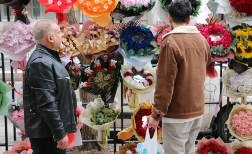 Gaziantep&rsquo;te 14 Şubat Yoğunluğu, &Ccedil;i&ccedil;ek&ccedil;iler Geceye Hazır, Fiyatlar Dikkat &Ccedil;ekti