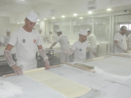 Gaziantep'te baklavacıların yoğun bayram mesaisi başladı