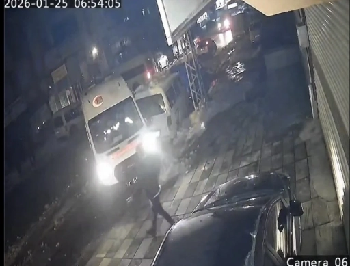 Gaziantep&rsquo;te buzlanma kazaya davetiye &ccedil;ıkardı: Ambulans da kazaya karıştı