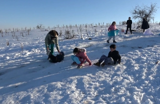 Gaziantep&rsquo;te &ccedil;ocuklar tepsi, poşet ve leğenlerle kayarak eğlendi