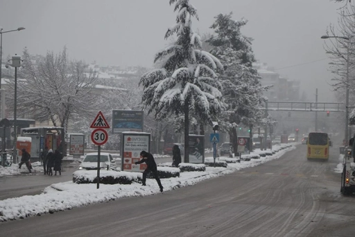 Gaziantep&rsquo;te Eğitime Kar Engeli , 23 Ocak&rsquo;ta Bazı Kurumlarda Faaliyetlere Ara Verildi