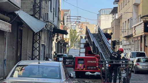 Gaziantep’te faciadan kıl payı! Balkon çöktü, araç perte çıktı!