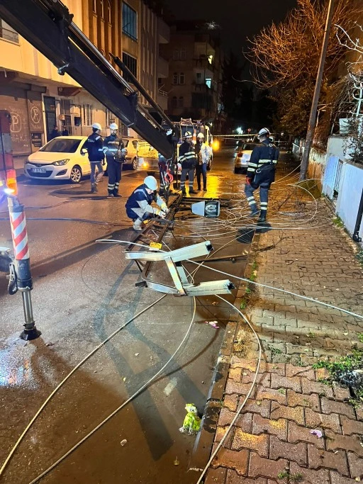 Gaziantep'te Fırtına Mesaisi: Toroslar Edaş Şebekeyi Normale D&ouml;nd&uuml;rd&uuml;