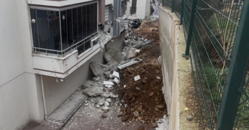 Gaziantep&rsquo;te İstinat Duvarı &Ccedil;&ouml;kt&uuml;: Daireler ve Ara&ccedil;lar Hasar G&ouml;rd&uuml;