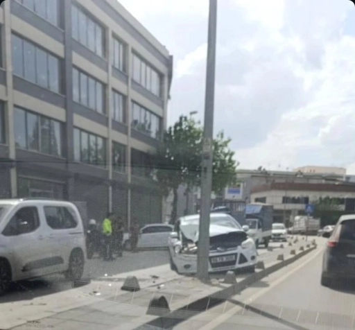 Gaziantep'te şaşkın sürücü orta refüje çıktı