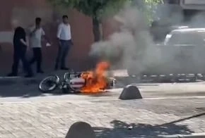 Gaziantep’te şok Olay: Ehliyetsiz Sürücü Motosikletini Ateşe Verdi!