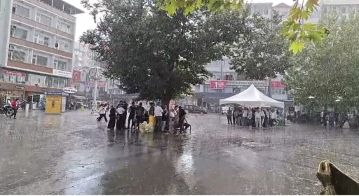 Gaziantep’te Temmuz Sürprizi: Şiddetli Yağmur ve Rüzgar Hayatı Felç Etti!