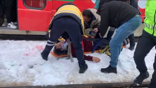 Gaziantep&rsquo;te tramvayın &ccedil;arptığı adam yaralandı