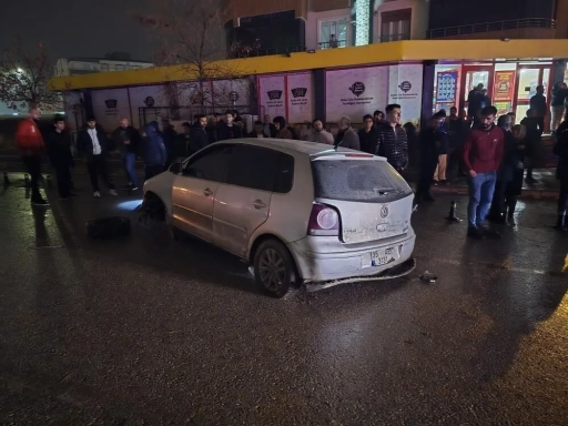 Gaziantep&rsquo;te Yağış Sonrası Yol &Ccedil;&ouml;kt&uuml;: Otomobil Direğe &Ccedil;arptı, 3 Yaralı