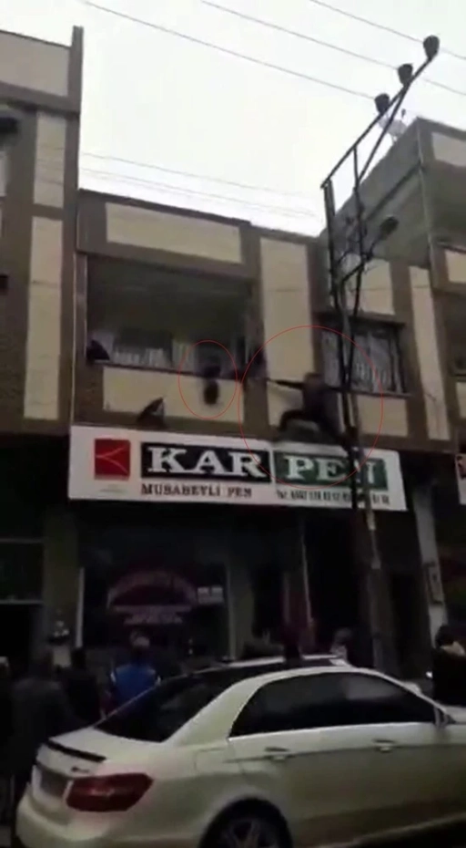 Gaziantep’te yürekleri ağza getiren an: Balkonda asılı kalan çocuğu kurtardı