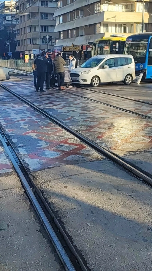 Gaziantep&rsquo;te zincirleme şaşkınlık. Otob&uuml;s Doblo&rsquo;ya &ccedil;arptı, Doblo ise yayaya &ccedil;arptı.