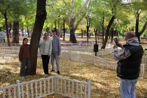 Gaziantep'teki parklar sonbahar renklerine büründü