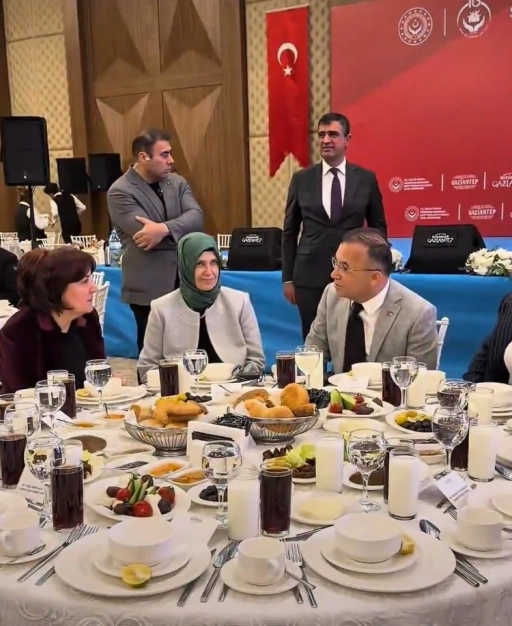 Gaziantep Valisi Kemal &Ccedil;eber İlk İftarını Şehit Aileleri ve Gazilerle Yaptı