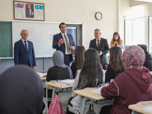 BAŞKAN YILMAZ&rsquo;DAN &Uuml;NİVERSİTE &Ouml;ĞRENCİLERİNE B&Uuml;Y&Uuml;K DESTEK