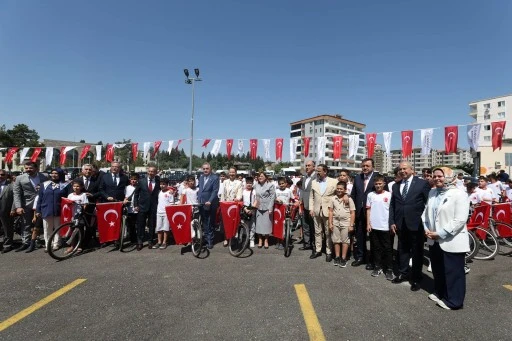 CAMİNİ BUL TAKIMINI KUR&rdquo; FUTBOL TURNUVASINA KATILAN T&Uuml;M &Ouml;ĞRENCİLERE BİSİKLET HEDİYE EDİLDİ