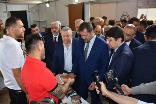 “Halep Sanayisiyle Yükseliyor”… Ayakkabı ve Deri Ürünleri Fuarı Sheraton Otel’de Başladı