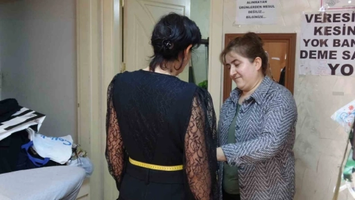 Kadın terzi kızlarının okuması için makine başına geçti