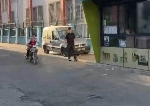 Kasksız ve abart egzozlu motosiklet sürücüsüne ceza