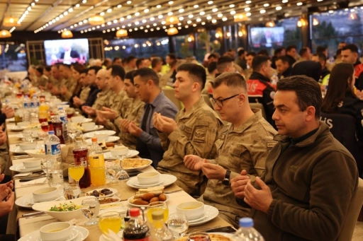 Kilis Valisi &Ouml;mer Kalaylı G&uuml;venlik G&uuml;&ccedil;leriyle İftar Sofrasında Buluştu