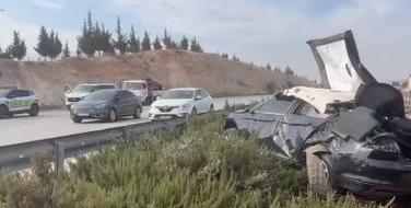 Kontrolden çıkan otomobil taklalar atarak refüje uçtu: 1 ölü, 4 yaralı