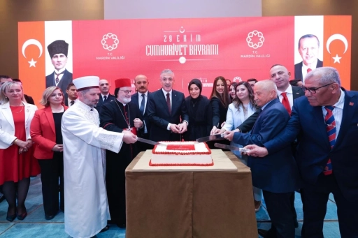 Mardin'de  Cumhuriyet Bayramı Resepsiyonunda renkli görüntüler, Cumhuriyet Pastasını Metropolit ve Müftü birlikte kesti