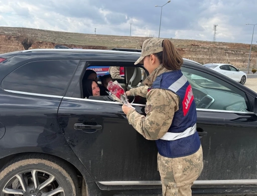 Mardin&rsquo;de Jandarmadan Kadınlara 8 Mart Jestı