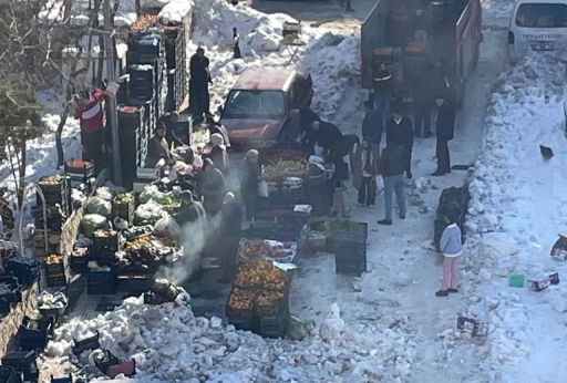 Mardin&rsquo;de Kar &Uuml;st&uuml;nde Pazar, Biriken Karlar Arasında Alışveriş