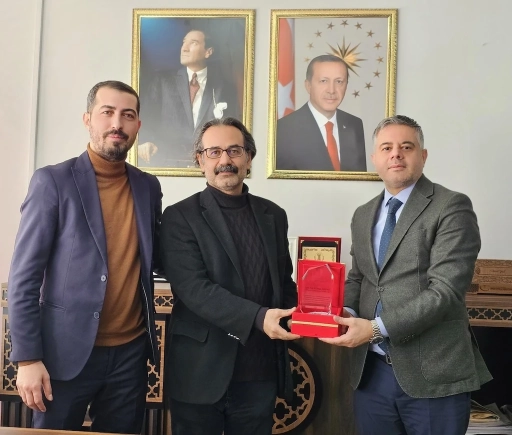 Mardin&rsquo;de Profes&ouml;rl&uuml;k Gururu: 3 Hekime Plaket Takdim Edildi