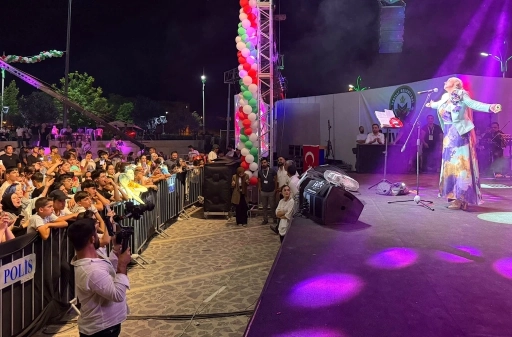Sanatçı Niral Ünsal, Yeşilli'yi salladı
