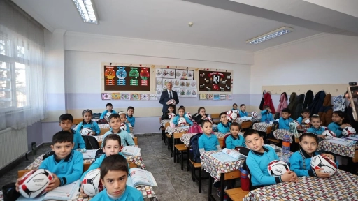 Tahmazoğlu’ndan okulunu temiz tutan öğrencilere hediye