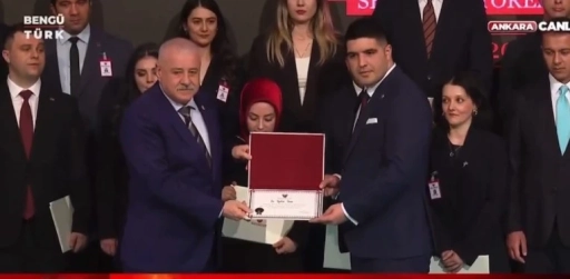 TBMM İdari Amiri ve Gaziantep Milletvekili Sermet Atay, Siyaset ve Liderlik Okulu Töreninde Sertifika Takdim Etti