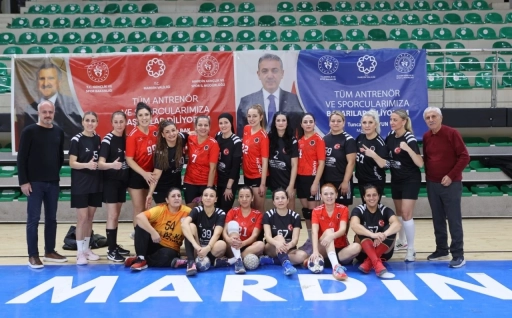 Veteran kadın hentbolcular, hemcinslerine örnek olmak için sahada ter döküyor