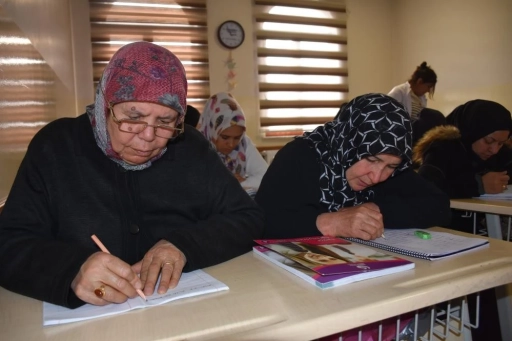 Yanlış otob&uuml;se binmemek i&ccedil;in 65 yaşında okuma-yazma &ouml;ğrendi